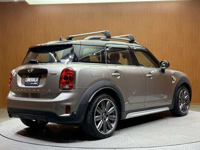 ＭＩＮＩ ミニ クロスオーバー クーパー S E オール4 千葉県 2017(平29)年 6万km メルティングシルバーM ＡＣＣ　/黒革シート　/パワーシート　/シートヒーター　/純正ナビ　/バックカメラ　/ＰＤＣ　/パワーバックドア　/ＬＥＤヘッドライト　/インテリセーフ　/ＥＴＣ
