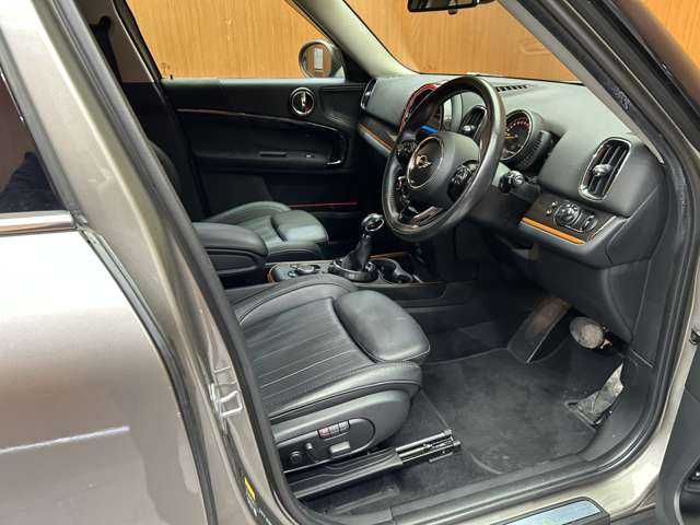 ＭＩＮＩ ミニ クロスオーバー クーパー S E オール4 千葉県 2017(平29)年 6万km メルティングシルバーM ＡＣＣ　/黒革シート　/パワーシート　/シートヒーター　/純正ナビ　/バックカメラ　/ＰＤＣ　/パワーバックドア　/ＬＥＤヘッドライト　/インテリセーフ　/ＥＴＣ