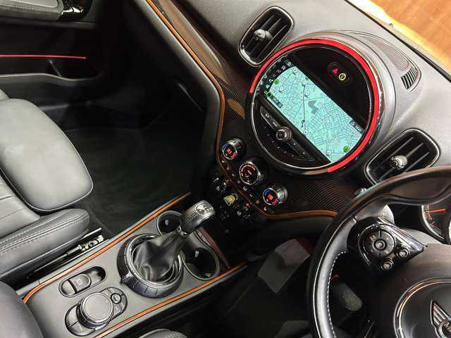 ＭＩＮＩ ミニ クロスオーバー クーパー S E オール4 千葉県 2017(平29)年 6万km メルティングシルバーM ＡＣＣ　/黒革シート　/パワーシート　/シートヒーター　/純正ナビ　/バックカメラ　/ＰＤＣ　/パワーバックドア　/ＬＥＤヘッドライト　/インテリセーフ　/ＥＴＣ