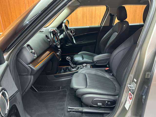 ＭＩＮＩ ミニ クロスオーバー クーパー S E オール4 千葉県 2017(平29)年 6万km メルティングシルバーM ＡＣＣ　/黒革シート　/パワーシート　/シートヒーター　/純正ナビ　/バックカメラ　/ＰＤＣ　/パワーバックドア　/ＬＥＤヘッドライト　/インテリセーフ　/ＥＴＣ