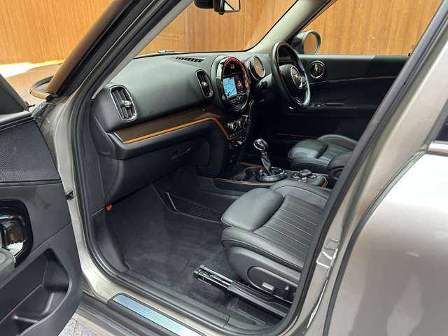 ＭＩＮＩ ミニ クロスオーバー クーパー S E オール4 千葉県 2017(平29)年 6万km メルティングシルバーM ＡＣＣ　/黒革シート　/パワーシート　/シートヒーター　/純正ナビ　/バックカメラ　/ＰＤＣ　/パワーバックドア　/ＬＥＤヘッドライト　/インテリセーフ　/ＥＴＣ