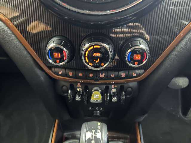 ＭＩＮＩ ミニ クロスオーバー クーパー S E オール4 千葉県 2017(平29)年 6万km メルティングシルバーM ＡＣＣ　/黒革シート　/パワーシート　/シートヒーター　/純正ナビ　/バックカメラ　/ＰＤＣ　/パワーバックドア　/ＬＥＤヘッドライト　/インテリセーフ　/ＥＴＣ