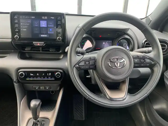 トヨタ ヤリス ハイブリッド Z 大阪府 2021(令3)年 3.4万km グレーマイカM/スーパーシルバーⅢM 純正８インチナビ/衝突軽減/ＢＳＭ/全方位モニター/前席シートヒーター/レーダークルーズコントロール/前後ドライブレコーダー/純正フロアマット/プッシュスタート/スマートキー/ＥＴＣ/ＬＥＤライト