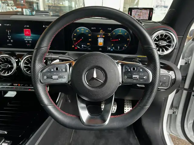 メルセデス・ベンツ ＣＬＡ２００ｄ AMGライン 富山県 2021(令3)年 3.9万km 白 HDDナビ/フルセグテレビ/バックカメラ/アイドリングストップ/ACC/プッシュスタート/ETC2.0/前席シートヒーター/前席パワーシート/Bluetooth接続/ワイヤレス充電/アンビエントライト/純正ドラレコ/純正18インチAW