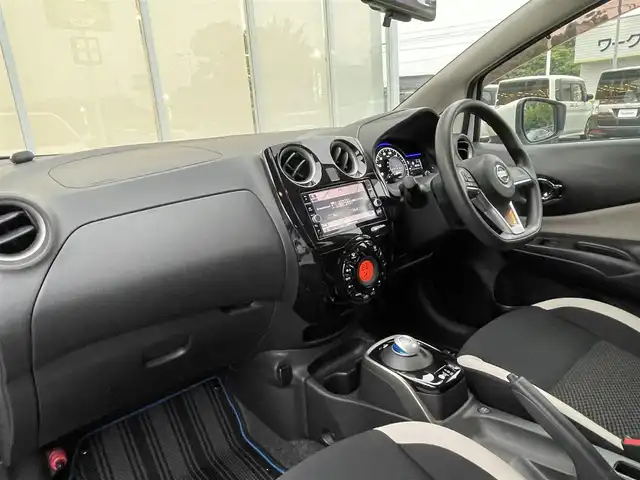 日産 ノート e－パワー X 福岡県 2018(平30)年 5.9万km ブリリアントホワイトパール 全方位カメラ　/バックカメラ/デジタルインナーミラー　/純正７型ナビ/ＥＴＣ　/車両接近装置　/横揺れ防止　/レーンキープアシスト　/プリクラッシュ　/ＤＶＤ再生　/ＴＶ　/Bluetooth/ウィンカーミラー　/純正マット　/電格ミラー　/プッシュスタート/ドアバイザー/スマートキー