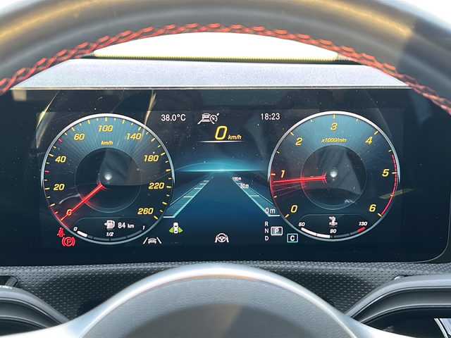 メルセデス・ベンツ Ａ２００ｄ セダン AMGライン 愛知県 2021(令3)年 3.1万km デジタルホワイト /禁煙/正規ディーラー車/ディーラー整備記録簿R4.5.6//パノラミックスライディングルーフ/AMGライン//純正ナビ/フルセグ/BT/USB//バックカメラ/ETC2.0/純正ドラレコ//革巻きステア/ステアスイッチ/パドルシフト//ハーフレザーシート/シートヒーター/メモリ付パワーシート//マルチビームLEDオートライト//ACC/RSA/BSM/アクティブレーンキーピングアシスト//アクティブブレーキアシスト/アテンションアシスト//レーンチェンジアシスト//ハンズフリーオープントランク//ダイナミクセレクト//純正フロアマット/純正ドアバイザー//新車時保証書//取扱説明書//ドラレコ取説//スペアスマートキー有