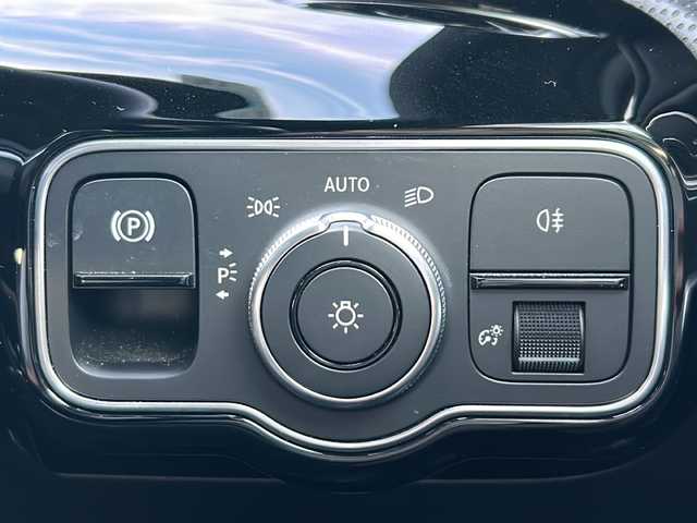 メルセデス・ベンツ Ａ２００ｄ セダン AMGライン 愛知県 2021(令3)年 3.1万km デジタルホワイト /禁煙/正規ディーラー車/ディーラー整備記録簿R4.5.6//パノラミックスライディングルーフ/AMGライン//純正ナビ/フルセグ/BT/USB//バックカメラ/ETC2.0/純正ドラレコ//革巻きステア/ステアスイッチ/パドルシフト//ハーフレザーシート/シートヒーター/メモリ付パワーシート//マルチビームLEDオートライト//ACC/RSA/BSM/アクティブレーンキーピングアシスト//アクティブブレーキアシスト/アテンションアシスト//レーンチェンジアシスト//ハンズフリーオープントランク//ダイナミクセレクト//純正フロアマット/純正ドアバイザー//新車時保証書//取扱説明書//ドラレコ取説//スペアスマートキー有