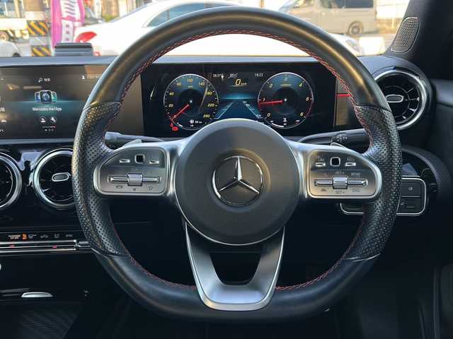 メルセデス・ベンツ Ａ２００ｄ セダン AMGライン 愛知県 2021(令3)年 3.1万km デジタルホワイト /禁煙/正規ディーラー車/ディーラー整備記録簿R4.5.6//パノラミックスライディングルーフ/AMGライン//純正ナビ/フルセグ/BT/USB//バックカメラ/ETC2.0/純正ドラレコ//革巻きステア/ステアスイッチ/パドルシフト//ハーフレザーシート/シートヒーター/メモリ付パワーシート//マルチビームLEDオートライト//ACC/RSA/BSM/アクティブレーンキーピングアシスト//アクティブブレーキアシスト/アテンションアシスト//レーンチェンジアシスト//ハンズフリーオープントランク//ダイナミクセレクト//純正フロアマット/純正ドアバイザー//新車時保証書//取扱説明書//ドラレコ取説//スペアスマートキー有