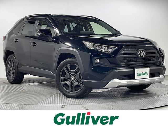 トヨタ ＲＡＶ４ アドベンチャー 広島県 2023(令5)年 1.6万km アティチュードブラックマイカ 禁煙車/純正１０．５型ディスプレイオーディオ/バックカメラ/温／冷シート/デジタルインナーミラー/電動リアゲート/ブラインドスポットモニター/パワーシート/レーダークルーズコントロール/ホールド機能付電動パーキングブレーキ/ＥＴＣ２．０/ドラレコ/MTモード付ATシフト/ルーフレール/衝突被害軽減システム/ステアリングヒーター/LEDヘッドライト/フォグランプ/純正19インチアルミホイール(235/55/R19)/エアバッグ(運転席/助手席/サイド/カーテン)