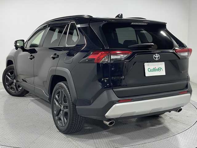 トヨタ ＲＡＶ４ アドベンチャー 広島県 2023(令5)年 1.6万km アティチュードブラックマイカ 禁煙車/純正１０．５型ディスプレイオーディオ/バックカメラ/温／冷シート/デジタルインナーミラー/電動リアゲート/ブラインドスポットモニター/パワーシート/レーダークルーズコントロール/ホールド機能付電動パーキングブレーキ/ＥＴＣ２．０/ドラレコ/MTモード付ATシフト/ルーフレール/衝突被害軽減システム/ステアリングヒーター/LEDヘッドライト/フォグランプ/純正19インチアルミホイール(235/55/R19)/エアバッグ(運転席/助手席/サイド/カーテン)