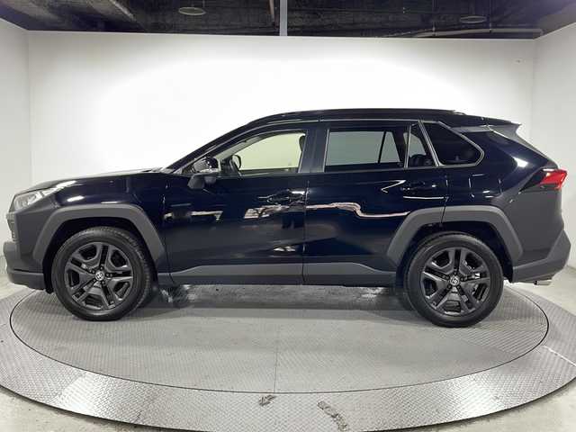 トヨタ ＲＡＶ４ アドベンチャー 広島県 2023(令5)年 1.6万km アティチュードブラックマイカ 禁煙車/純正１０．５型ディスプレイオーディオ/バックカメラ/温／冷シート/デジタルインナーミラー/電動リアゲート/ブラインドスポットモニター/パワーシート/レーダークルーズコントロール/ホールド機能付電動パーキングブレーキ/ＥＴＣ２．０/ドラレコ/MTモード付ATシフト/ルーフレール/衝突被害軽減システム/ステアリングヒーター/LEDヘッドライト/フォグランプ/純正19インチアルミホイール(235/55/R19)/エアバッグ(運転席/助手席/サイド/カーテン)