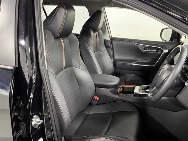 トヨタ ＲＡＶ４ アドベンチャー 広島県 2023(令5)年 1.6万km アティチュードブラックマイカ 禁煙車/純正１０．５型ディスプレイオーディオ/バックカメラ/温／冷シート/デジタルインナーミラー/電動リアゲート/ブラインドスポットモニター/パワーシート/レーダークルーズコントロール/ホールド機能付電動パーキングブレーキ/ＥＴＣ２．０/ドラレコ/MTモード付ATシフト/ルーフレール/衝突被害軽減システム/ステアリングヒーター/LEDヘッドライト/フォグランプ/純正19インチアルミホイール(235/55/R19)/エアバッグ(運転席/助手席/サイド/カーテン)