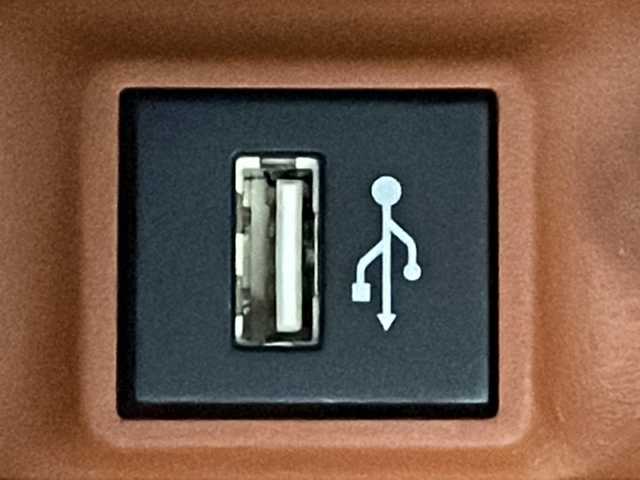 トヨタ ＲＡＶ４ アドベンチャー 広島県 2023(令5)年 1.6万km アティチュードブラックマイカ 禁煙車/純正１０．５型ディスプレイオーディオ/バックカメラ/温／冷シート/デジタルインナーミラー/電動リアゲート/ブラインドスポットモニター/パワーシート/レーダークルーズコントロール/ホールド機能付電動パーキングブレーキ/ＥＴＣ２．０/ドラレコ/MTモード付ATシフト/ルーフレール/衝突被害軽減システム/ステアリングヒーター/LEDヘッドライト/フォグランプ/純正19インチアルミホイール(235/55/R19)/エアバッグ(運転席/助手席/サイド/カーテン)