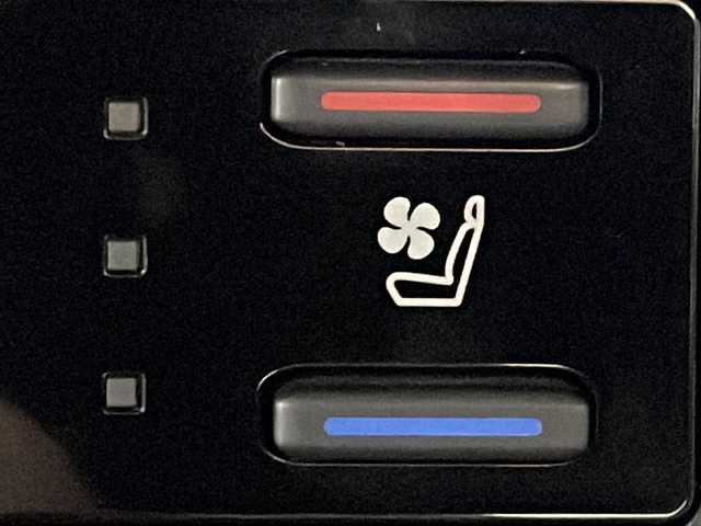 トヨタ ＲＡＶ４ アドベンチャー 広島県 2023(令5)年 1.6万km アティチュードブラックマイカ 禁煙車/純正１０．５型ディスプレイオーディオ/バックカメラ/温／冷シート/デジタルインナーミラー/電動リアゲート/ブラインドスポットモニター/パワーシート/レーダークルーズコントロール/ホールド機能付電動パーキングブレーキ/ＥＴＣ２．０/ドラレコ/MTモード付ATシフト/ルーフレール/衝突被害軽減システム/ステアリングヒーター/LEDヘッドライト/フォグランプ/純正19インチアルミホイール(235/55/R19)/エアバッグ(運転席/助手席/サイド/カーテン)