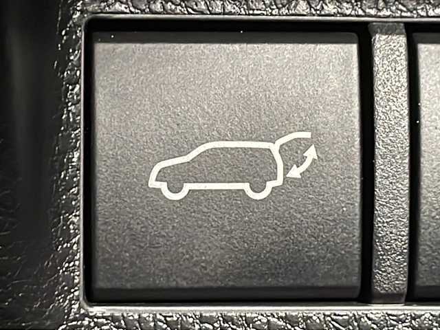 トヨタ ＲＡＶ４ アドベンチャー 広島県 2023(令5)年 1.6万km アティチュードブラックマイカ 禁煙車/純正１０．５型ディスプレイオーディオ/バックカメラ/温／冷シート/デジタルインナーミラー/電動リアゲート/ブラインドスポットモニター/パワーシート/レーダークルーズコントロール/ホールド機能付電動パーキングブレーキ/ＥＴＣ２．０/ドラレコ/MTモード付ATシフト/ルーフレール/衝突被害軽減システム/ステアリングヒーター/LEDヘッドライト/フォグランプ/純正19インチアルミホイール(235/55/R19)/エアバッグ(運転席/助手席/サイド/カーテン)