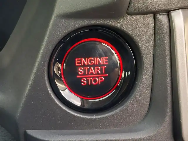 ホンダ ＷＲ－Ｖ Z 東京都 2024(令6)年 0.7万km パール 純正ナビ/バックカメラ/衝突軽減ブレーキ/アダプティブクルーズコントロール/路外逸脱抑制機能/純正17インチアルミホイール/フルセグTV/LEDヘッドライト/ハーフレザーシート/プッシュスタート/スマートキー/電動格納ミラー/ETC