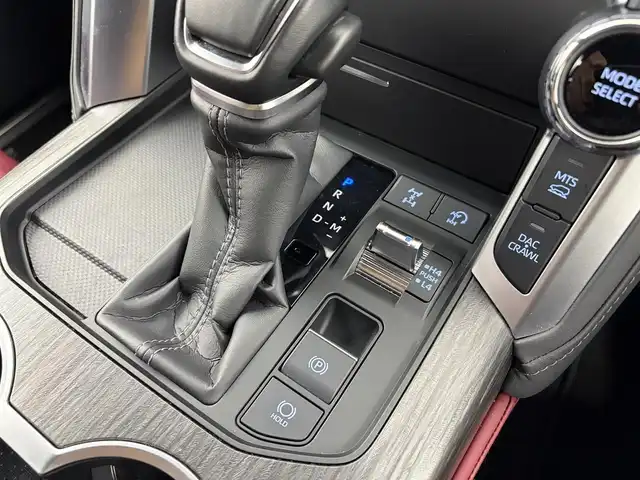 トヨタ ランドクルーザー GRスポーツ 愛知県 2024(令6)年 2.8万km プレシャスホワイトパール ワンオーナー　/サンルーフ/トヨタセーフティーセンス/12.3型ディスプレイナビ/JBLサウンド/・フルセグTV/・Bluetooth/・Applecarplay/・androidauto/レーダークルーズコントロール/前後ドライブレコーダー/全方位カメラ/ブラインドスポットモニター/全席シートヒーター/全席エアシート/パワーシート/赤黒レザーシート/パワーバックドア/クリアランスソナー/LEDヘッドライト/ディライト/電子パーキングシステム