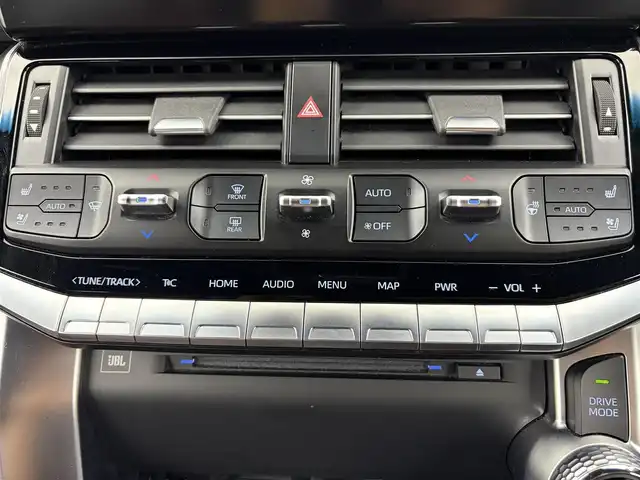 トヨタ ランドクルーザー GRスポーツ 愛知県 2024(令6)年 2.8万km プレシャスホワイトパール ワンオーナー　/サンルーフ/トヨタセーフティーセンス/12.3型ディスプレイナビ/JBLサウンド/・フルセグTV/・Bluetooth/・Applecarplay/・androidauto/レーダークルーズコントロール/前後ドライブレコーダー/全方位カメラ/ブラインドスポットモニター/全席シートヒーター/全席エアシート/パワーシート/赤黒レザーシート/パワーバックドア/クリアランスソナー/LEDヘッドライト/ディライト/電子パーキングシステム