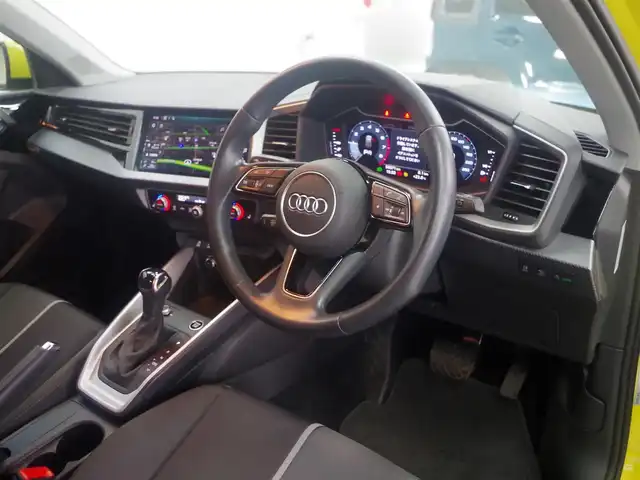 アウディ Ａ１ SB 25TFSI アドバンスド 兵庫県 2021(令3)年 5.7万km 黄Ⅱ コントラストルーフ/アシスタンスパッケージ/コンビニエンスパッケージ/ナビゲーションパッケージ/アウディサイドアシスト（BSM）/センターアームレスト/純正ナビ/バックカメラ/シートヒーター/Pセンサー/置くだけ充電/衝突軽減ブレーキ/レーンキープアシスト/Apple Car Play/アダプティブクルーズコントロール/純正前後ドライブレコーダー/ETC2.0 /オートマチックハイビーム/LEDヘッドライト/横滑り防止装置/盗難防止装置/スペアキー/夏タイヤ4本有/純正16インチAW/Bluetooth/純正フロアマット