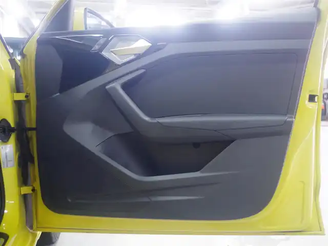 アウディ Ａ１ SB 25TFSI アドバンスド 兵庫県 2021(令3)年 5.7万km 黄Ⅱ コントラストルーフ/アシスタンスパッケージ/コンビニエンスパッケージ/ナビゲーションパッケージ/アウディサイドアシスト（BSM）/センターアームレスト/純正ナビ/バックカメラ/シートヒーター/Pセンサー/置くだけ充電/衝突軽減ブレーキ/レーンキープアシスト/Apple Car Play/アダプティブクルーズコントロール/純正前後ドライブレコーダー/ETC2.0 /オートマチックハイビーム/LEDヘッドライト/横滑り防止装置/盗難防止装置/スペアキー/夏タイヤ4本有/純正16インチAW/Bluetooth/純正フロアマット