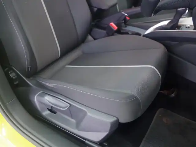 アウディ Ａ１ SB 25TFSI アドバンスド 兵庫県 2021(令3)年 5.7万km 黄Ⅱ コントラストルーフ/アシスタンスパッケージ/コンビニエンスパッケージ/ナビゲーションパッケージ/アウディサイドアシスト（BSM）/センターアームレスト/純正ナビ/バックカメラ/シートヒーター/Pセンサー/置くだけ充電/衝突軽減ブレーキ/レーンキープアシスト/Apple Car Play/アダプティブクルーズコントロール/純正前後ドライブレコーダー/ETC2.0 /オートマチックハイビーム/LEDヘッドライト/横滑り防止装置/盗難防止装置/スペアキー/夏タイヤ4本有/純正16インチAW/Bluetooth/純正フロアマット