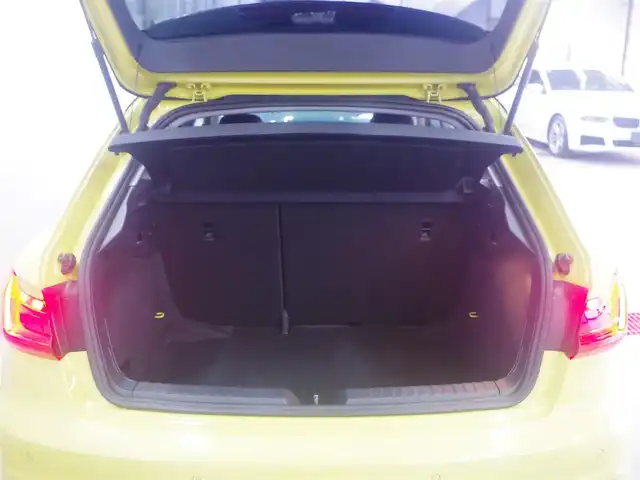 アウディ Ａ１ SB 25TFSI アドバンスド 兵庫県 2021(令3)年 5.7万km 黄Ⅱ コントラストルーフ/アシスタンスパッケージ/コンビニエンスパッケージ/ナビゲーションパッケージ/アウディサイドアシスト（BSM）/センターアームレスト/純正ナビ/バックカメラ/シートヒーター/Pセンサー/置くだけ充電/衝突軽減ブレーキ/レーンキープアシスト/Apple Car Play/アダプティブクルーズコントロール/純正前後ドライブレコーダー/ETC2.0 /オートマチックハイビーム/LEDヘッドライト/横滑り防止装置/盗難防止装置/スペアキー/夏タイヤ4本有/純正16インチAW/Bluetooth/純正フロアマット