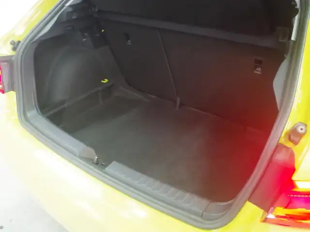 アウディ Ａ１ SB 25TFSI アドバンスド 兵庫県 2021(令3)年 5.7万km 黄Ⅱ コントラストルーフ/アシスタンスパッケージ/コンビニエンスパッケージ/ナビゲーションパッケージ/アウディサイドアシスト（BSM）/センターアームレスト/純正ナビ/バックカメラ/シートヒーター/Pセンサー/置くだけ充電/衝突軽減ブレーキ/レーンキープアシスト/Apple Car Play/アダプティブクルーズコントロール/純正前後ドライブレコーダー/ETC2.0 /オートマチックハイビーム/LEDヘッドライト/横滑り防止装置/盗難防止装置/スペアキー/夏タイヤ4本有/純正16インチAW/Bluetooth/純正フロアマット