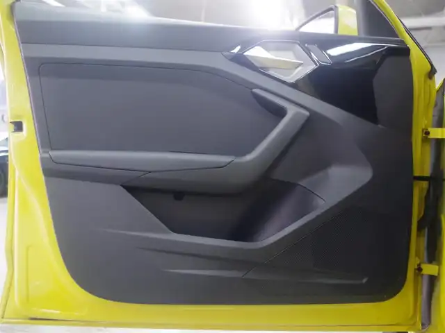 アウディ Ａ１ SB 25TFSI アドバンスド 兵庫県 2021(令3)年 5.7万km 黄Ⅱ コントラストルーフ/アシスタンスパッケージ/コンビニエンスパッケージ/ナビゲーションパッケージ/アウディサイドアシスト（BSM）/センターアームレスト/純正ナビ/バックカメラ/シートヒーター/Pセンサー/置くだけ充電/衝突軽減ブレーキ/レーンキープアシスト/Apple Car Play/アダプティブクルーズコントロール/純正前後ドライブレコーダー/ETC2.0 /オートマチックハイビーム/LEDヘッドライト/横滑り防止装置/盗難防止装置/スペアキー/夏タイヤ4本有/純正16インチAW/Bluetooth/純正フロアマット