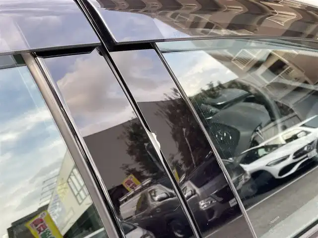 トヨタ プリウス Z 大阪府 2023(令5)年 1.3万km プラチナホワイトパールマイカ ワンオーナー/OP:純正12.3インチディスプレイオーディオPlus/　（コネクティッドナビ対応）/　・フルセグTV（走行中視聴可能）/　・AppleCarPlay/　・AndroidAuto/　・FM/AM/Bluetooth/USB/OP：純正デジタルインナーミラー/OP:純正ナビ連動型前後ドライブレコーダー/パノラミックビューモニター/ETC2.0/レザーシート/運転席パワーシート（メモリー機能付き）/前席シートヒーター・エアシート/ステアリングヒーター/ステアリングスイッチ/社外17インチアルミホイール/ToyotaSafetySense/　・プリクラッシュセーフティ/　・緊急時操舵支援＋FCTA＋LCA/　・LTA＋LDA/　・レーダークルーズコントロール（全車速追従機能付き）/　・オートマチックハイビーム/　・ロードサインアシスト/　・ドライバー異常時対応システム/　・プロアクティブドライビングアシスト/　・発進遅れ告知機能/　・BSM＋SEA＋後方車両接近告知＋周辺車両接近時サポート＋後方車両への接近警報＋セカンダリーコリジョンブレーキ