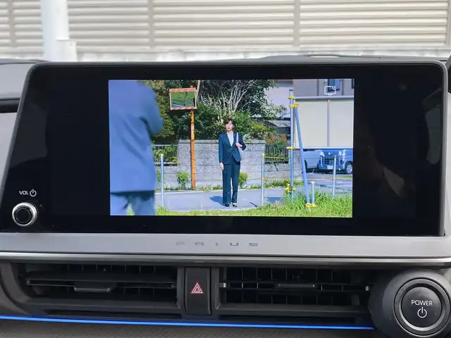 トヨタ プリウス Z 大阪府 2023(令5)年 1.3万km プラチナホワイトパールマイカ ワンオーナー/OP:純正12.3インチディスプレイオーディオPlus/　（コネクティッドナビ対応）/　・フルセグTV（走行中視聴可能）/　・AppleCarPlay/　・AndroidAuto/　・FM/AM/Bluetooth/USB/OP：純正デジタルインナーミラー/OP:純正ナビ連動型前後ドライブレコーダー/パノラミックビューモニター/ETC2.0/レザーシート/運転席パワーシート（メモリー機能付き）/前席シートヒーター・エアシート/ステアリングヒーター/ステアリングスイッチ/社外17インチアルミホイール/ToyotaSafetySense/　・プリクラッシュセーフティ/　・緊急時操舵支援＋FCTA＋LCA/　・LTA＋LDA/　・レーダークルーズコントロール（全車速追従機能付き）/　・オートマチックハイビーム/　・ロードサインアシスト/　・ドライバー異常時対応システム/　・プロアクティブドライビングアシスト/　・発進遅れ告知機能/　・BSM＋SEA＋後方車両接近告知＋周辺車両接近時サポート＋後方車両への接近警報＋セカンダリーコリジョンブレーキ