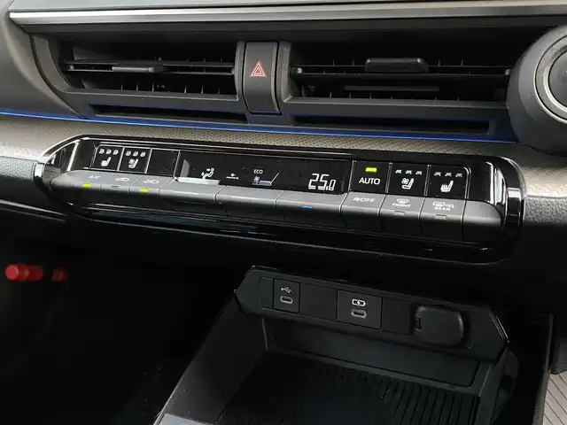 トヨタ プリウス Z 大阪府 2023(令5)年 1.3万km プラチナホワイトパールマイカ ワンオーナー/OP:純正12.3インチディスプレイオーディオPlus/　（コネクティッドナビ対応）/　・フルセグTV（走行中視聴可能）/　・AppleCarPlay/　・AndroidAuto/　・FM/AM/Bluetooth/USB/OP：純正デジタルインナーミラー/OP:純正ナビ連動型前後ドライブレコーダー/パノラミックビューモニター/ETC2.0/レザーシート/運転席パワーシート（メモリー機能付き）/前席シートヒーター・エアシート/ステアリングヒーター/ステアリングスイッチ/社外17インチアルミホイール/ToyotaSafetySense/　・プリクラッシュセーフティ/　・緊急時操舵支援＋FCTA＋LCA/　・LTA＋LDA/　・レーダークルーズコントロール（全車速追従機能付き）/　・オートマチックハイビーム/　・ロードサインアシスト/　・ドライバー異常時対応システム/　・プロアクティブドライビングアシスト/　・発進遅れ告知機能/　・BSM＋SEA＋後方車両接近告知＋周辺車両接近時サポート＋後方車両への接近警報＋セカンダリーコリジョンブレーキ