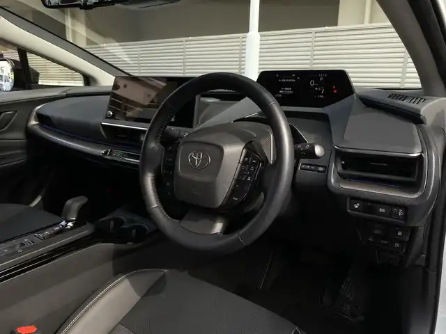 トヨタ プリウス Z 大阪府 2023(令5)年 1.3万km プラチナホワイトパールマイカ ワンオーナー/OP:純正12.3インチディスプレイオーディオPlus/　（コネクティッドナビ対応）/　・フルセグTV（走行中視聴可能）/　・AppleCarPlay/　・AndroidAuto/　・FM/AM/Bluetooth/USB/OP：純正デジタルインナーミラー/OP:純正ナビ連動型前後ドライブレコーダー/パノラミックビューモニター/ETC2.0/レザーシート/運転席パワーシート（メモリー機能付き）/前席シートヒーター・エアシート/ステアリングヒーター/ステアリングスイッチ/社外17インチアルミホイール/ToyotaSafetySense/　・プリクラッシュセーフティ/　・緊急時操舵支援＋FCTA＋LCA/　・LTA＋LDA/　・レーダークルーズコントロール（全車速追従機能付き）/　・オートマチックハイビーム/　・ロードサインアシスト/　・ドライバー異常時対応システム/　・プロアクティブドライビングアシスト/　・発進遅れ告知機能/　・BSM＋SEA＋後方車両接近告知＋周辺車両接近時サポート＋後方車両への接近警報＋セカンダリーコリジョンブレーキ