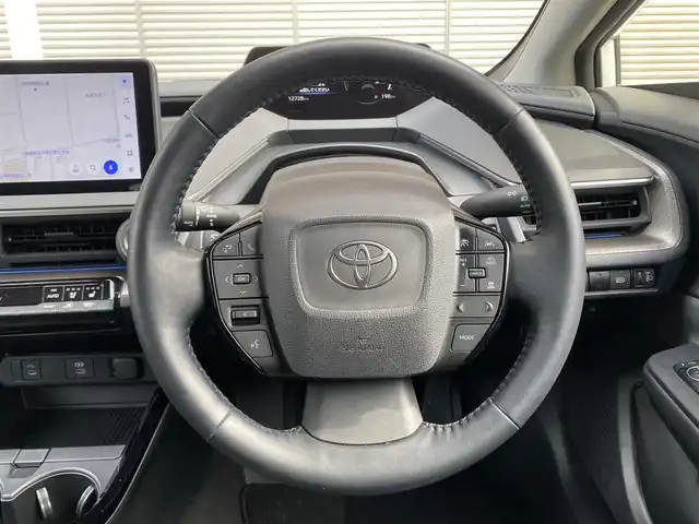 トヨタ プリウス Z 大阪府 2023(令5)年 1.3万km プラチナホワイトパールマイカ ワンオーナー/OP:純正12.3インチディスプレイオーディオPlus/　（コネクティッドナビ対応）/　・フルセグTV（走行中視聴可能）/　・AppleCarPlay/　・AndroidAuto/　・FM/AM/Bluetooth/USB/OP：純正デジタルインナーミラー/OP:純正ナビ連動型前後ドライブレコーダー/パノラミックビューモニター/ETC2.0/レザーシート/運転席パワーシート（メモリー機能付き）/前席シートヒーター・エアシート/ステアリングヒーター/ステアリングスイッチ/社外17インチアルミホイール/ToyotaSafetySense/　・プリクラッシュセーフティ/　・緊急時操舵支援＋FCTA＋LCA/　・LTA＋LDA/　・レーダークルーズコントロール（全車速追従機能付き）/　・オートマチックハイビーム/　・ロードサインアシスト/　・ドライバー異常時対応システム/　・プロアクティブドライビングアシスト/　・発進遅れ告知機能/　・BSM＋SEA＋後方車両接近告知＋周辺車両接近時サポート＋後方車両への接近警報＋セカンダリーコリジョンブレーキ