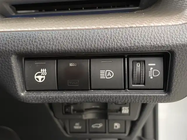 トヨタ プリウス Z 大阪府 2023(令5)年 1.3万km プラチナホワイトパールマイカ ワンオーナー/OP:純正12.3インチディスプレイオーディオPlus/　（コネクティッドナビ対応）/　・フルセグTV（走行中視聴可能）/　・AppleCarPlay/　・AndroidAuto/　・FM/AM/Bluetooth/USB/OP：純正デジタルインナーミラー/OP:純正ナビ連動型前後ドライブレコーダー/パノラミックビューモニター/ETC2.0/レザーシート/運転席パワーシート（メモリー機能付き）/前席シートヒーター・エアシート/ステアリングヒーター/ステアリングスイッチ/社外17インチアルミホイール/ToyotaSafetySense/　・プリクラッシュセーフティ/　・緊急時操舵支援＋FCTA＋LCA/　・LTA＋LDA/　・レーダークルーズコントロール（全車速追従機能付き）/　・オートマチックハイビーム/　・ロードサインアシスト/　・ドライバー異常時対応システム/　・プロアクティブドライビングアシスト/　・発進遅れ告知機能/　・BSM＋SEA＋後方車両接近告知＋周辺車両接近時サポート＋後方車両への接近警報＋セカンダリーコリジョンブレーキ