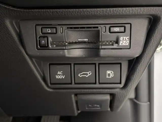 トヨタ プリウス Z 大阪府 2023(令5)年 1.3万km プラチナホワイトパールマイカ ワンオーナー/OP:純正12.3インチディスプレイオーディオPlus/　（コネクティッドナビ対応）/　・フルセグTV（走行中視聴可能）/　・AppleCarPlay/　・AndroidAuto/　・FM/AM/Bluetooth/USB/OP：純正デジタルインナーミラー/OP:純正ナビ連動型前後ドライブレコーダー/パノラミックビューモニター/ETC2.0/レザーシート/運転席パワーシート（メモリー機能付き）/前席シートヒーター・エアシート/ステアリングヒーター/ステアリングスイッチ/社外17インチアルミホイール/ToyotaSafetySense/　・プリクラッシュセーフティ/　・緊急時操舵支援＋FCTA＋LCA/　・LTA＋LDA/　・レーダークルーズコントロール（全車速追従機能付き）/　・オートマチックハイビーム/　・ロードサインアシスト/　・ドライバー異常時対応システム/　・プロアクティブドライビングアシスト/　・発進遅れ告知機能/　・BSM＋SEA＋後方車両接近告知＋周辺車両接近時サポート＋後方車両への接近警報＋セカンダリーコリジョンブレーキ