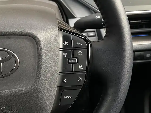 トヨタ プリウス Z 大阪府 2023(令5)年 1.3万km プラチナホワイトパールマイカ ワンオーナー/OP:純正12.3インチディスプレイオーディオPlus/　（コネクティッドナビ対応）/　・フルセグTV（走行中視聴可能）/　・AppleCarPlay/　・AndroidAuto/　・FM/AM/Bluetooth/USB/OP：純正デジタルインナーミラー/OP:純正ナビ連動型前後ドライブレコーダー/パノラミックビューモニター/ETC2.0/レザーシート/運転席パワーシート（メモリー機能付き）/前席シートヒーター・エアシート/ステアリングヒーター/ステアリングスイッチ/社外17インチアルミホイール/ToyotaSafetySense/　・プリクラッシュセーフティ/　・緊急時操舵支援＋FCTA＋LCA/　・LTA＋LDA/　・レーダークルーズコントロール（全車速追従機能付き）/　・オートマチックハイビーム/　・ロードサインアシスト/　・ドライバー異常時対応システム/　・プロアクティブドライビングアシスト/　・発進遅れ告知機能/　・BSM＋SEA＋後方車両接近告知＋周辺車両接近時サポート＋後方車両への接近警報＋セカンダリーコリジョンブレーキ