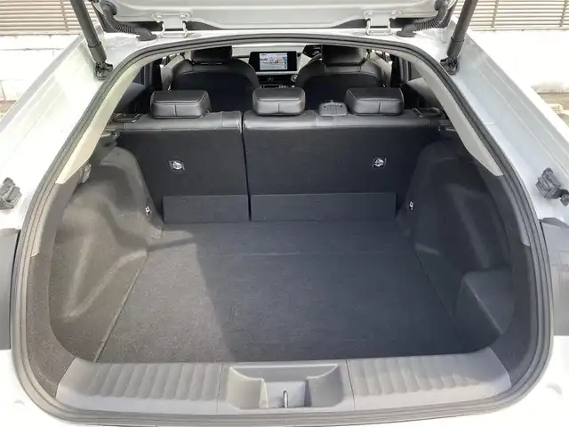 トヨタ プリウス Z 大阪府 2023(令5)年 1.3万km プラチナホワイトパールマイカ ワンオーナー/OP:純正12.3インチディスプレイオーディオPlus/　（コネクティッドナビ対応）/　・フルセグTV（走行中視聴可能）/　・AppleCarPlay/　・AndroidAuto/　・FM/AM/Bluetooth/USB/OP：純正デジタルインナーミラー/OP:純正ナビ連動型前後ドライブレコーダー/パノラミックビューモニター/ETC2.0/レザーシート/運転席パワーシート（メモリー機能付き）/前席シートヒーター・エアシート/ステアリングヒーター/ステアリングスイッチ/社外17インチアルミホイール/ToyotaSafetySense/　・プリクラッシュセーフティ/　・緊急時操舵支援＋FCTA＋LCA/　・LTA＋LDA/　・レーダークルーズコントロール（全車速追従機能付き）/　・オートマチックハイビーム/　・ロードサインアシスト/　・ドライバー異常時対応システム/　・プロアクティブドライビングアシスト/　・発進遅れ告知機能/　・BSM＋SEA＋後方車両接近告知＋周辺車両接近時サポート＋後方車両への接近警報＋セカンダリーコリジョンブレーキ