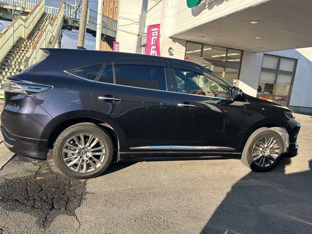 トヨタ ハリアー プレミアム 京都府 2016(平28)年 5.5万km スパークリングブラックパールクリスタルシャイン ワンオーナー/社外メモリナビ/フルセグテレビ/バックカメラ/Bluetooth/アイドリングストップ/ウィンカーミラー/クルーズコントロール/ドアバイザー/プッシュスタート/パワーバックドア/ETC/デジタルインナーミラー