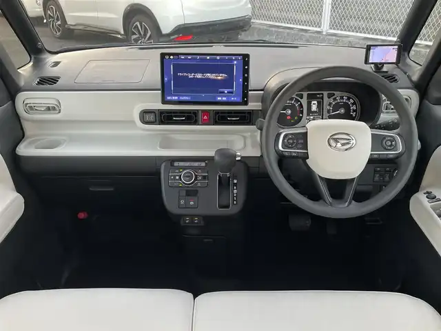 ダイハツ ムーヴ キャンバス ストライプス G ターボ 香川県 2023(令5)年 0.1万km シャイニングホワイトパール/サンドベージュメタリック 登録時走行距離1036km/純正10型ナビ【NMZN-Z73DS】/（HDMI/フルセグTV/Bluetooth/DVD/MSV/USB）/バックカメラ/純正ドライブレコーダー（ナビ連動）/レーダー探知機/両側電動スライドドア（ウェルカムオープン機能）/衝突軽減ブレーキ/レーンキープアシスト/コーナーセンサー/アダプティブクルーズコントロール/電動パーキングブレーキ/オートブレーキホールド/ステアリングスイッチ/白革調シートカバー/前席シートヒーター/ホッとカップホルダー（保温機能）/オートライト/LEDヘッドライト/LEDフォグライト/ETC/純正フロアマット/純正ドアバイザー/オート開閉機能付電動格納ミラー/ISOFIX/スマートキー/プッシュスタート