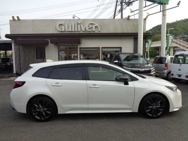トヨタ カローラツーリング ハイブリッド ダブルバイビー 鹿児島県 2020(令2)年 6.3万km ホワイトパールクリスタルシャイン ワンオーナー/純正9インチディスプレイオーディオ/フルセグTV、ナビ、ブルートゥース/DVD、CD、バックカメラ/ヘッドアップディスプレイ/コムテック前後ドラレコ(ZDR-016)/ブラインドスポットモニター/レーダークルーズコントロール/前席左右シートヒーター/ステアリングヒーター/デジタルインナーミラー/オートハイビーム/ウッド調パネル/ビルトインETC/スマートキー2個あり/取説、ナビ取説、マルチメディア取説あり/保証書あり