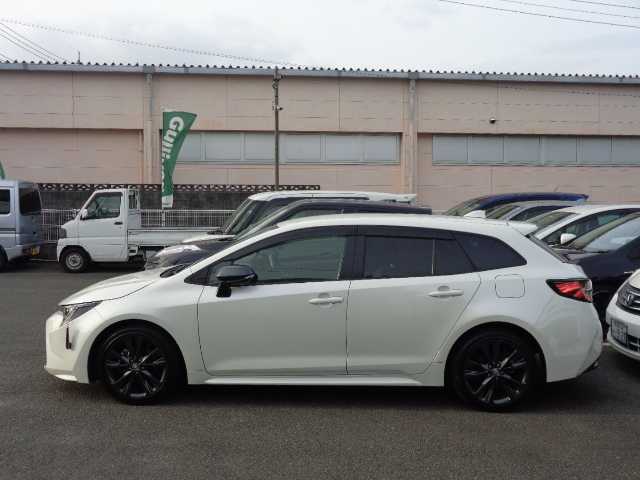 トヨタ カローラツーリング ハイブリッド ダブルバイビー 鹿児島県 2020(令2)年 6.3万km ホワイトパールクリスタルシャイン ワンオーナー/純正9インチディスプレイオーディオ/フルセグTV、ナビ、ブルートゥース/DVD、CD、バックカメラ/ヘッドアップディスプレイ/コムテック前後ドラレコ(ZDR-016)/ブラインドスポットモニター/レーダークルーズコントロール/前席左右シートヒーター/ステアリングヒーター/デジタルインナーミラー/オートハイビーム/ウッド調パネル/ビルトインETC/スマートキー2個あり/取説、ナビ取説、マルチメディア取説あり/保証書あり