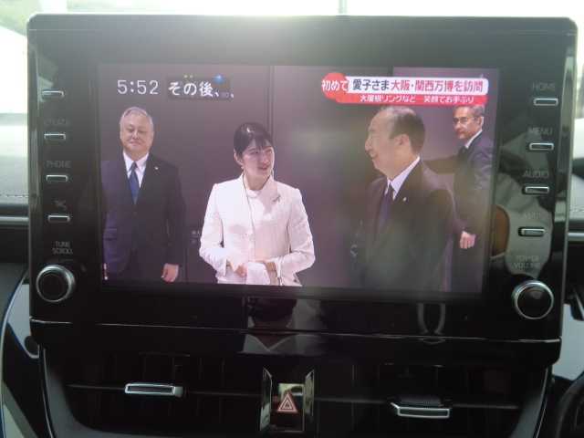 トヨタ カローラツーリング ハイブリッド ダブルバイビー 鹿児島県 2020(令2)年 6.3万km ホワイトパールクリスタルシャイン ワンオーナー/純正9インチディスプレイオーディオ/フルセグTV、ナビ、ブルートゥース/DVD、CD、バックカメラ/ヘッドアップディスプレイ/コムテック前後ドラレコ(ZDR-016)/ブラインドスポットモニター/レーダークルーズコントロール/前席左右シートヒーター/ステアリングヒーター/デジタルインナーミラー/オートハイビーム/ウッド調パネル/ビルトインETC/スマートキー2個あり/取説、ナビ取説、マルチメディア取説あり/保証書あり
