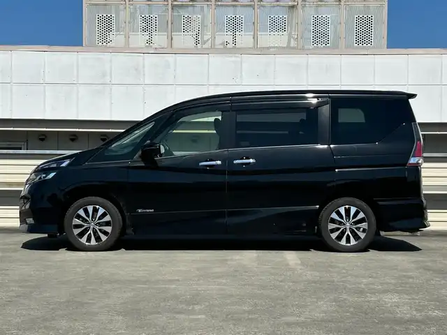 日産 セレナ ハイウェイスター Vセレクション 静岡県 2017(平29)年 6.9万km ダイヤモンドブラック エマージェンシーブレーキ/セーフティパック/純正ＳＤナビ/フルセグＴＶ/後席モニター/全周囲/ＥＴＣ/両側電動スライドドア/パーキングアシスト/プッシュスタート/コーナーセンサー/クルーズコントロール