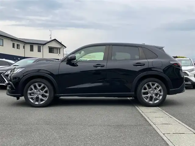 ホンダ ＺＲ－Ｖ ハイブリッド e:HEV X 静岡県 2023(令5)年 2.7万km クリスタルブラックパール エンジンスタートボタン/スマートキー/ワンオーナー/パワーステアリング/パワーウィンドウ/MTモード付AT/アイドリングストップ/オートエアコン/クルーズコントロール/全方位カメラ/ETC2.0/USB入力端子/純正ナビ（BT.フルセグ）/ドライブレコーダー前後/電動リアゲート/純正フロアマット/純正アルミホイール/ABS/横滑り防止装置/コーナーセンサー前後/レーンキープアシスト/オートライト/オートマチックハイビーム/ダウンヒルアシストコントロール/LEDヘッドライト/Wプラスサイドエアバック/カーテンエアバック/Honda SENSING/ブラインドスポットインフォメーション/後退出庫サポート/マルチビューカメラシステム/Honda CONNECTディスプレー＋ETC2.0車載器＋ワイヤレス充電器/パワーテールゲート(予約クローズ機能付)