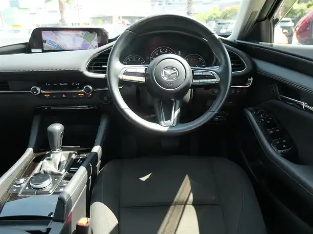 マツダ マツダ３セダン 20S プロアクティブ ツーリングS 千葉県 2022(令4)年 3.4万km ソウルレッドクリスタルM i-ACTIVSENSE/・スマートブレーキサポート/・ブラインドスポットモニタリング/・レーンキープ・アシスト・システム/アクティブ・ドライビング・ディスプレイ/純正SDナビ/地デジTV/【DVD/CD再生機能　Bluetooth接続】/360°ビュー・モニター/リバース連動ドアミラー（左）/革巻きステアリング/ステアリングスイッチ/ドライブレコーダー（前後撮影）/ETC/LEDヘッドライト/ウインカーミラー/コーナーセンサー/純正18インチアルミホイル/サイド/カーテンエアバッグ/アドバンストキーレスエントリー