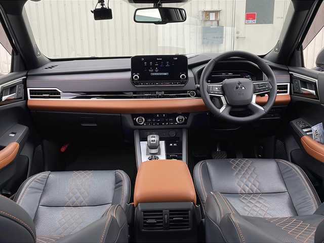三菱 アウトランダー ＰＨＥＶ P 道北・旭川 2022(令4)年 1.3万km チタニウムグレーメタリック ・4WD/・寒冷地仕様/・純正ナビ/BT フルセグ AndroidAuto/・BOSEサウンドシステム/・電動パノラマサンルーフ/・MITSUBISHI CONNECT/・マイパイロット/・アダプティブLEDヘッドライト/・マルチアラウンドモニター 移動物検知機能/・デジタルルームミラー/・電動パーキングブレーキ＆ブレーキホールド/・SRSエアバッグ/・衝突安全強化ボディーRISE/・ECOモード/・AC1500W/・前後ドライブレコーダー/・全席シートヒーター/・エアシート/・ステアリングヒーター/・追従型クルーズコントロール/・フォグランプ/・純正ドアバイザー/・純正フロアマット/・取扱説明書/・充電ケーブル