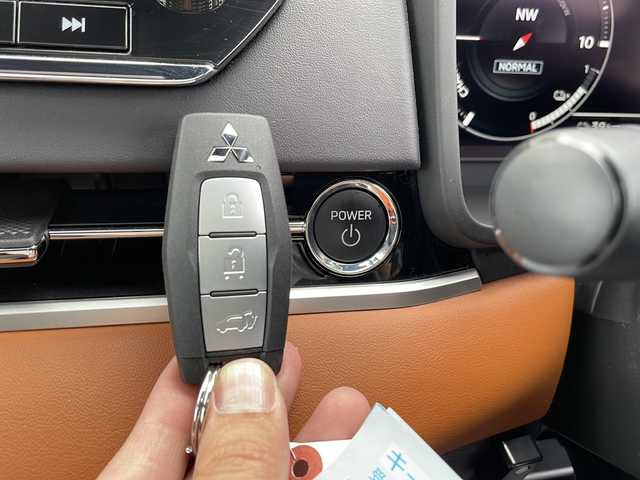 三菱 アウトランダー ＰＨＥＶ P 道北・旭川 2022(令4)年 1.3万km チタニウムグレーメタリック ・4WD/・寒冷地仕様/・純正ナビ/BT フルセグ AndroidAuto/・BOSEサウンドシステム/・電動パノラマサンルーフ/・MITSUBISHI CONNECT/・マイパイロット/・アダプティブLEDヘッドライト/・マルチアラウンドモニター 移動物検知機能/・デジタルルームミラー/・電動パーキングブレーキ＆ブレーキホールド/・SRSエアバッグ/・衝突安全強化ボディーRISE/・ECOモード/・AC1500W/・前後ドライブレコーダー/・全席シートヒーター/・エアシート/・ステアリングヒーター/・追従型クルーズコントロール/・フォグランプ/・純正ドアバイザー/・純正フロアマット/・取扱説明書/・充電ケーブル