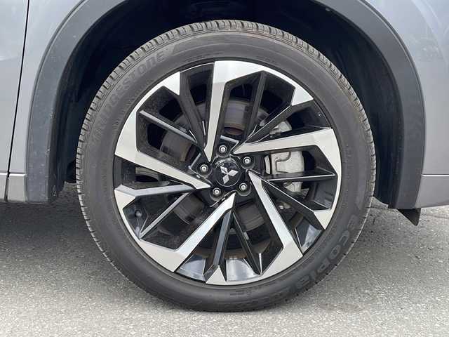 三菱 アウトランダー ＰＨＥＶ P 道北・旭川 2022(令4)年 1.3万km チタニウムグレーメタリック ・4WD/・寒冷地仕様/・純正ナビ/BT フルセグ AndroidAuto/・BOSEサウンドシステム/・電動パノラマサンルーフ/・MITSUBISHI CONNECT/・マイパイロット/・アダプティブLEDヘッドライト/・マルチアラウンドモニター 移動物検知機能/・デジタルルームミラー/・電動パーキングブレーキ＆ブレーキホールド/・SRSエアバッグ/・衝突安全強化ボディーRISE/・ECOモード/・AC1500W/・前後ドライブレコーダー/・全席シートヒーター/・エアシート/・ステアリングヒーター/・追従型クルーズコントロール/・フォグランプ/・純正ドアバイザー/・純正フロアマット/・取扱説明書/・充電ケーブル