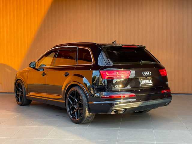 アウディ Ｑ７ 3.0TFSIクワトロアダプティブエアサス Sライン 愛知県 2017(平29)年 5.1万km 黒 リアエンターテインメント/パノラマサンルーフ/7シーターパッケージ/黒革シート/シートヒーター/アシスタンスパッケージ/Aエアサス/マトリクスLED/ACC/純正ナビ/フルセグTV/360度カメラ/ブラックスタイリング/ロハナ22インチアルミ