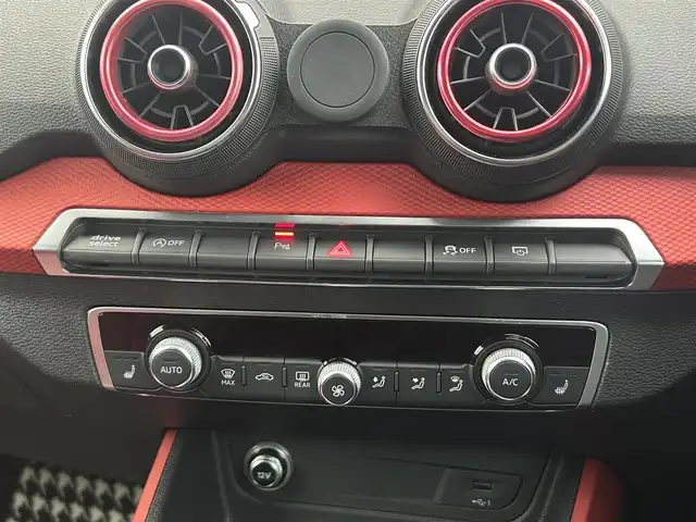 アウディ Ｑ２ ハッシュタグ アニバーサリーリミテッド 茨城県 2018(平30)年 3.6万km ミトスブラックメタリック 特別仕様車 /アシスタンスP /ACC /バ-チャルCP /アウディプレセンス /レーンアシスト /サイドアシスト /7スポークローターデザイン17インチAW /専用レッド/ブラックスポーツシート /デコラティブパネルレッド /ナビ /TV /LED /ETC/禁煙車